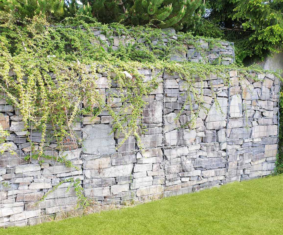 moderní plot z kamene