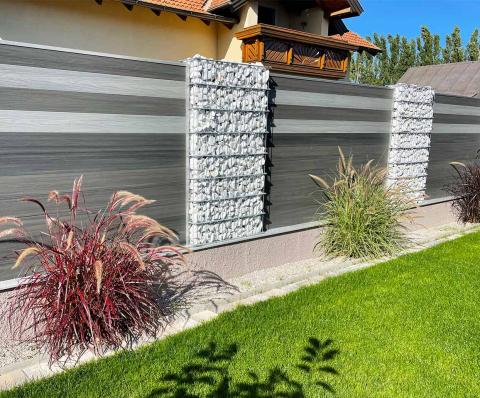 bílé gabiony v kombinaci s hliníkovými plotovými panely a barevnými travami