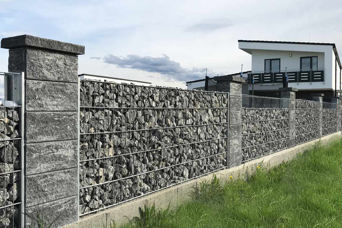 gabionový plot praktik s betonovymi tvarnicemi