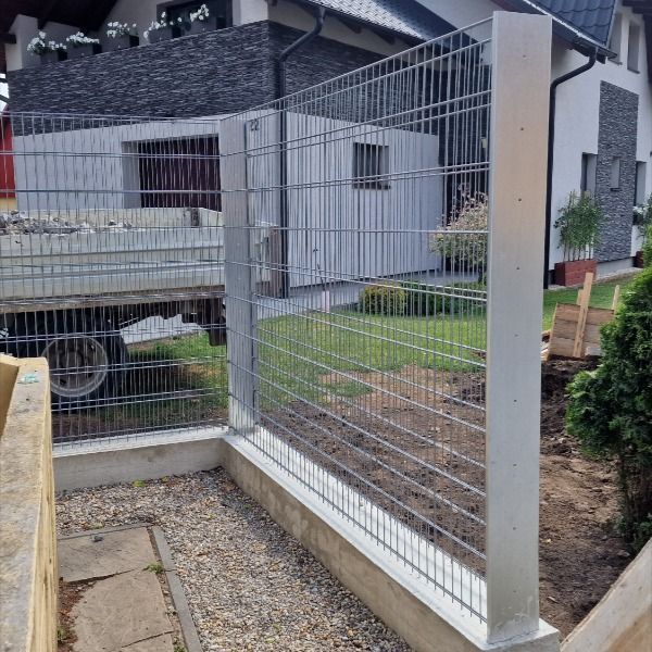 podklad pod gabionovy plot praktik z betonu