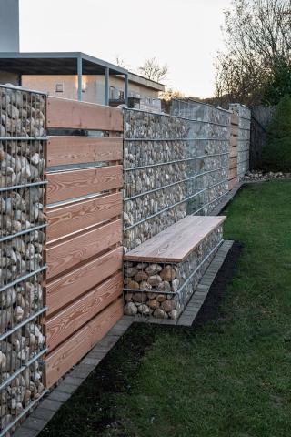 gabionová lavička jako součást gabionového plotu