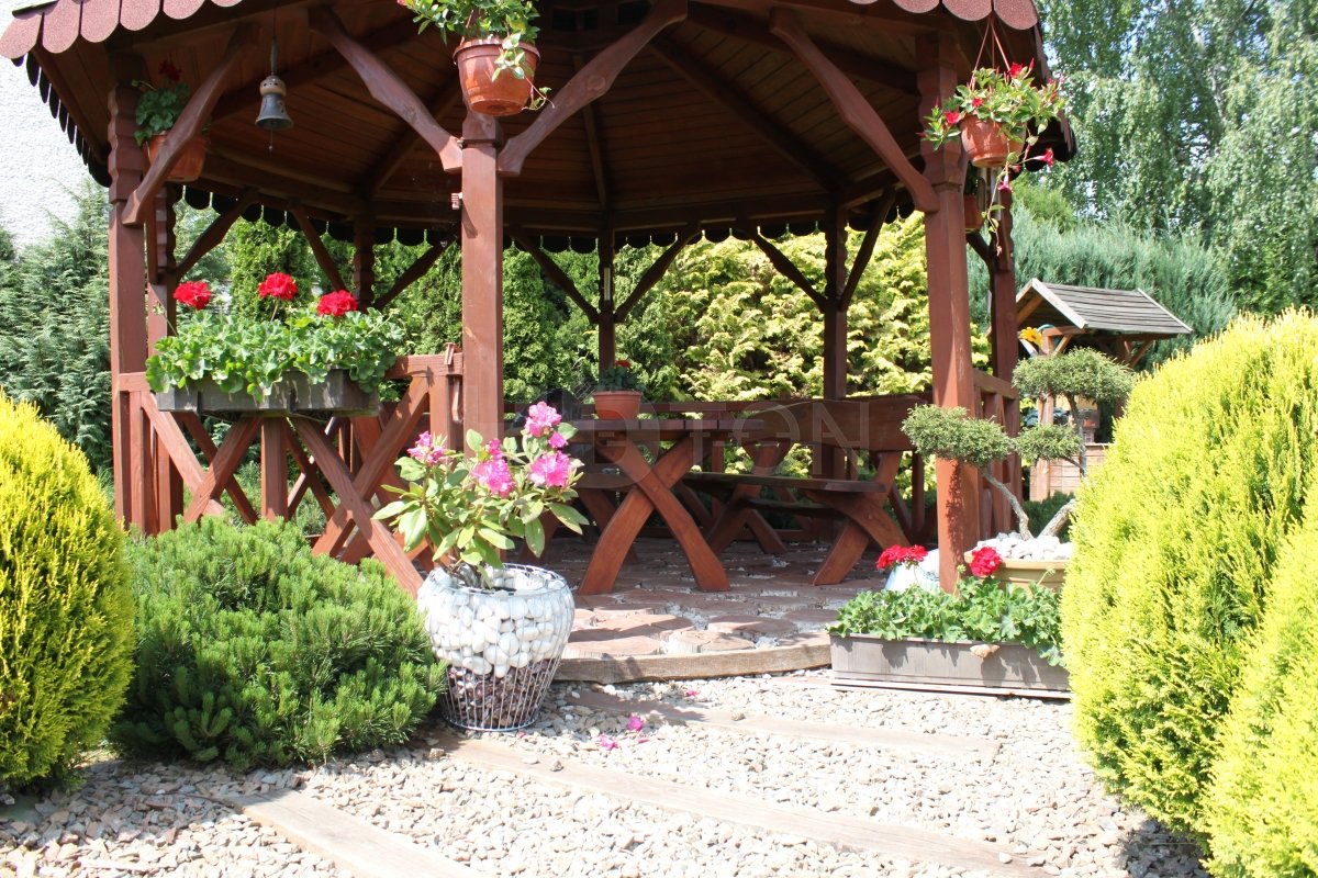 gabionový květináč u dřevěného altanku